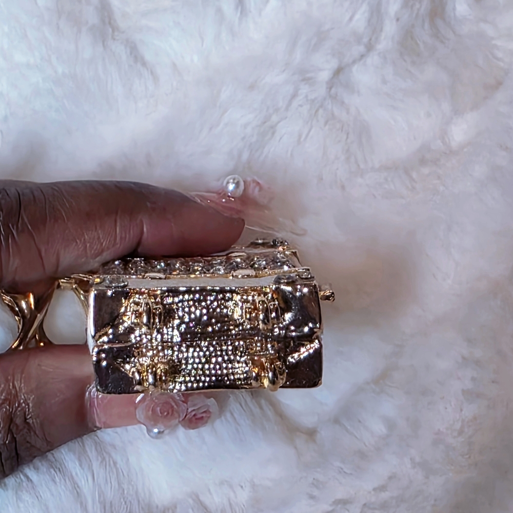 Elegant White and Gold Keychain - Picture 3 of 4